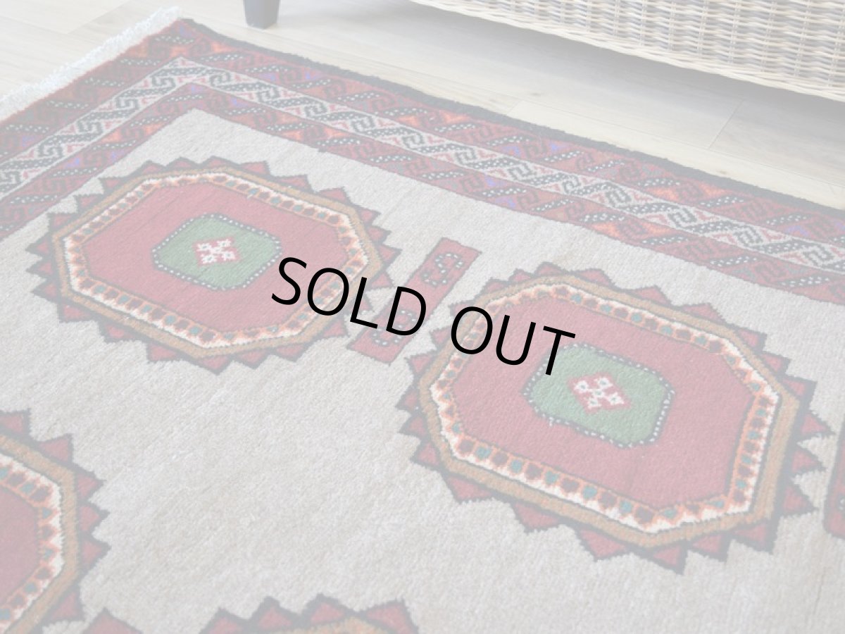 画像9: 美品 ペルシャ 部族絨毯 バルーチ 縦2m 横1m 2㎡ 〜2帖程度 リビング ダイニング 2〜3人掛けソファ センターテーブル サイズ 190 x 110 cm No.R249 天然 肉厚 ウール 手織り トライバル ラグ 敷物 マット カーペット 幾何学模様 ヴィンテージ ビンテージ  赤 レッド ベージュ らくだ色 a-r249-190110h001-031 (9)