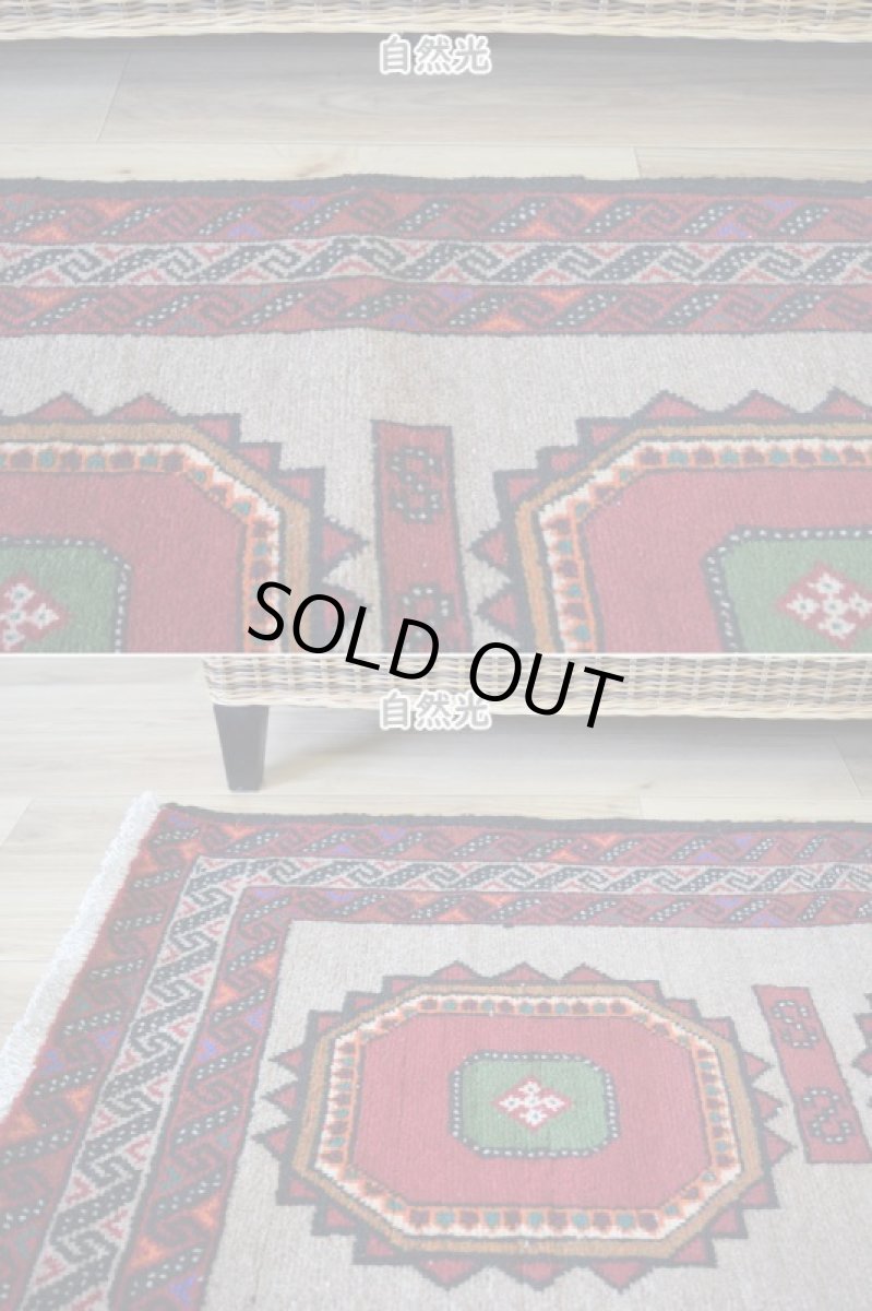 画像5: 美品 ペルシャ 部族絨毯 バルーチ 縦2m 横1m 2㎡ 〜2帖程度 リビング ダイニング 2〜3人掛けソファ センターテーブル サイズ 190 x 110 cm No.R249 天然 肉厚 ウール 手織り トライバル ラグ 敷物 マット カーペット 幾何学模様 ヴィンテージ ビンテージ  赤 レッド ベージュ らくだ色 a-r249-190110h001-031 (5)