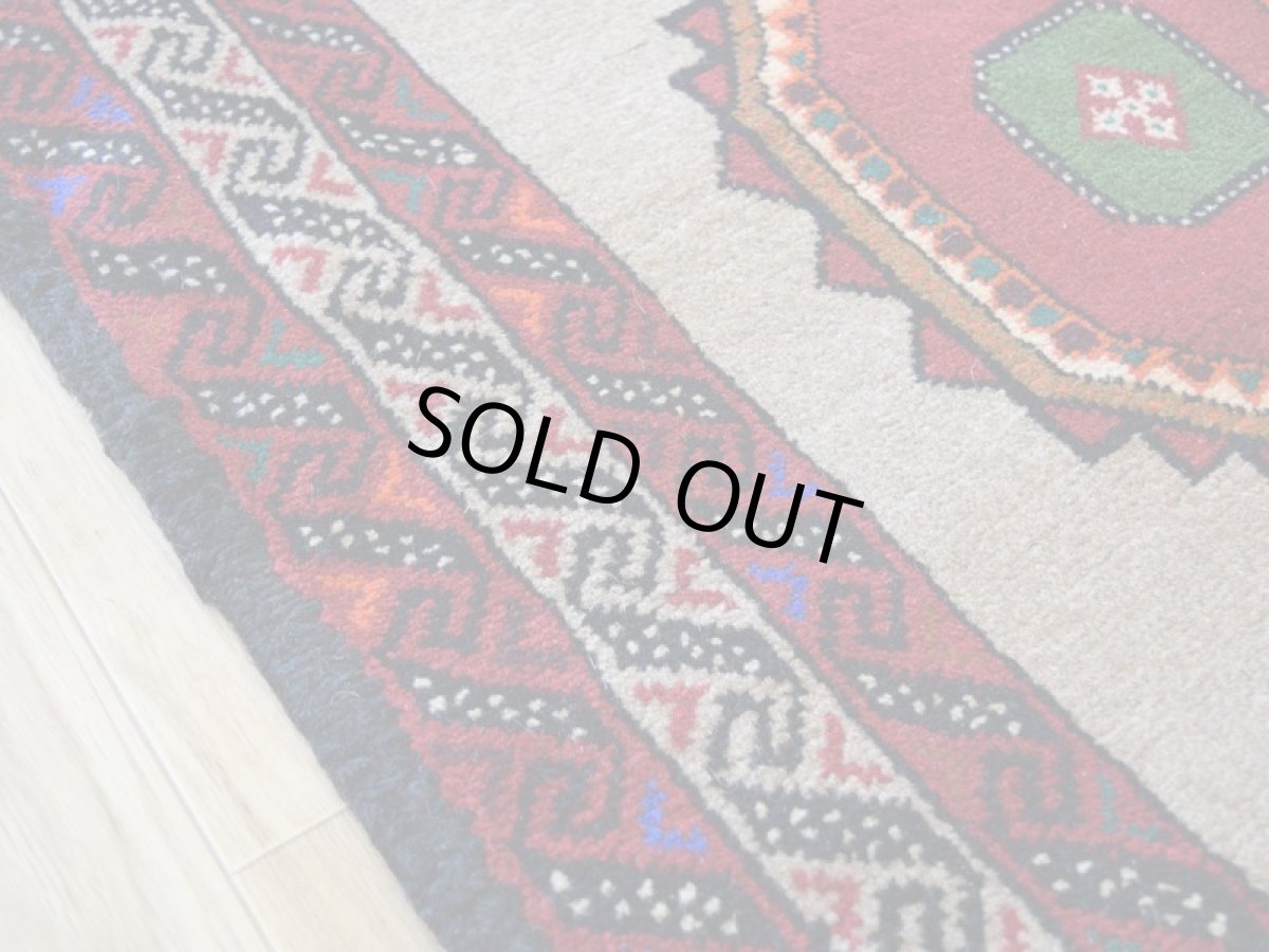 画像10: 美品 ペルシャ 部族絨毯 バルーチ 縦2m 横1m 2㎡ 〜2帖程度 リビング ダイニング 2〜3人掛けソファ センターテーブル サイズ 190 x 110 cm No.R249 天然 肉厚 ウール 手織り トライバル ラグ 敷物 マット カーペット 幾何学模様 ヴィンテージ ビンテージ  赤 レッド ベージュ らくだ色 a-r249-190110h001-031 (10)