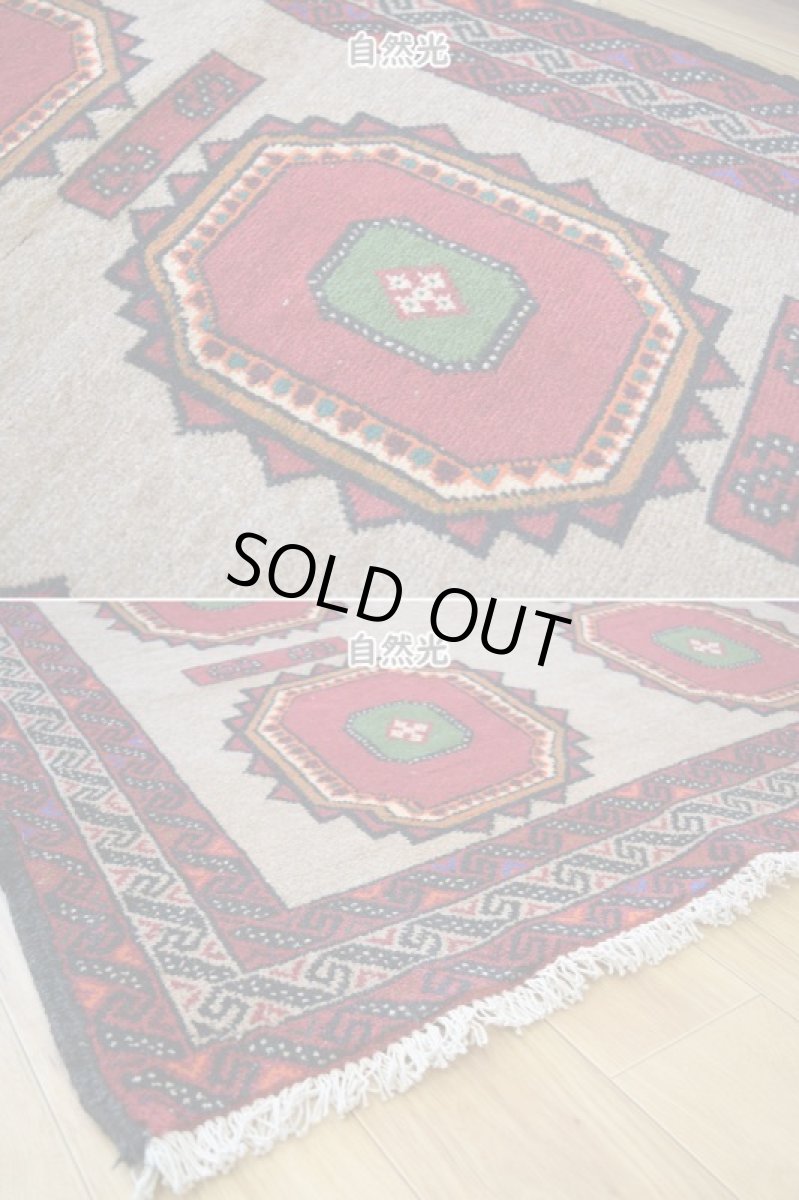画像8: 美品 ペルシャ 部族絨毯 バルーチ 縦2m 横1m 2㎡ 〜2帖程度 リビング ダイニング 2〜3人掛けソファ センターテーブル サイズ 190 x 110 cm No.R249 天然 肉厚 ウール 手織り トライバル ラグ 敷物 マット カーペット 幾何学模様 ヴィンテージ ビンテージ  赤 レッド ベージュ らくだ色 a-r249-190110h001-031 (8)