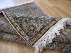 画像13: 美品 ペルシャ 絨毯 タブリーズ 産 50ラジ 5マスネ 縦1.5m 横1m 1.5㎡  1-2人掛けソファ サイズ 150 x 98 cm No.2115 ウール シルク 手織り 足元 ラグ 敷物 玄関 マット カーペット メダリオンコーナー マヒデザイン ヘシティ柄 na-2115-150098s023614 (13)