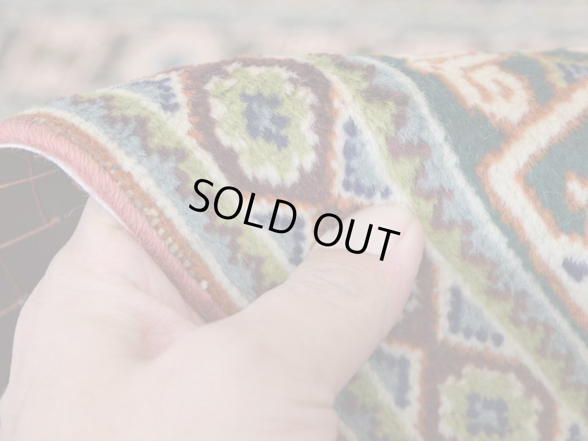 画像13: 美品 ペルシャ 部族絨毯 グーチャン 縦1.5m 横1m1.5㎡ アクセントラグ 1-2人掛けソファ サイズ  144 x 98 cm No.2147 ウール 手織り ハンドメイド トライバル ラグ カーペット 幾何学模様 緑 グリーン オレンジ 茶  中古品に抵抗のある方にもおすすめです a-2147-144098s411051 (13)