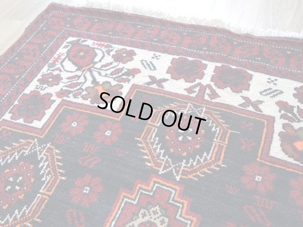 画像9: 良品 ペルシャ 部族絨毯 バルーチ 縦2m 横1m 2㎡ 〜2帖程度 リビング ダイニング 1〜3人掛けソファ センターテーブル サイズ 190 x 110 cm No.R227 天然 肉厚 ウール 手織り トライバル ラグ 敷物 マット カーペット  幾何学模様 花瓶 ゴルダニ模様 ヴィンテージ ビンテージ 赤 レッド 黒 生成り色 クリーム b-r227-190110h001031 (9)