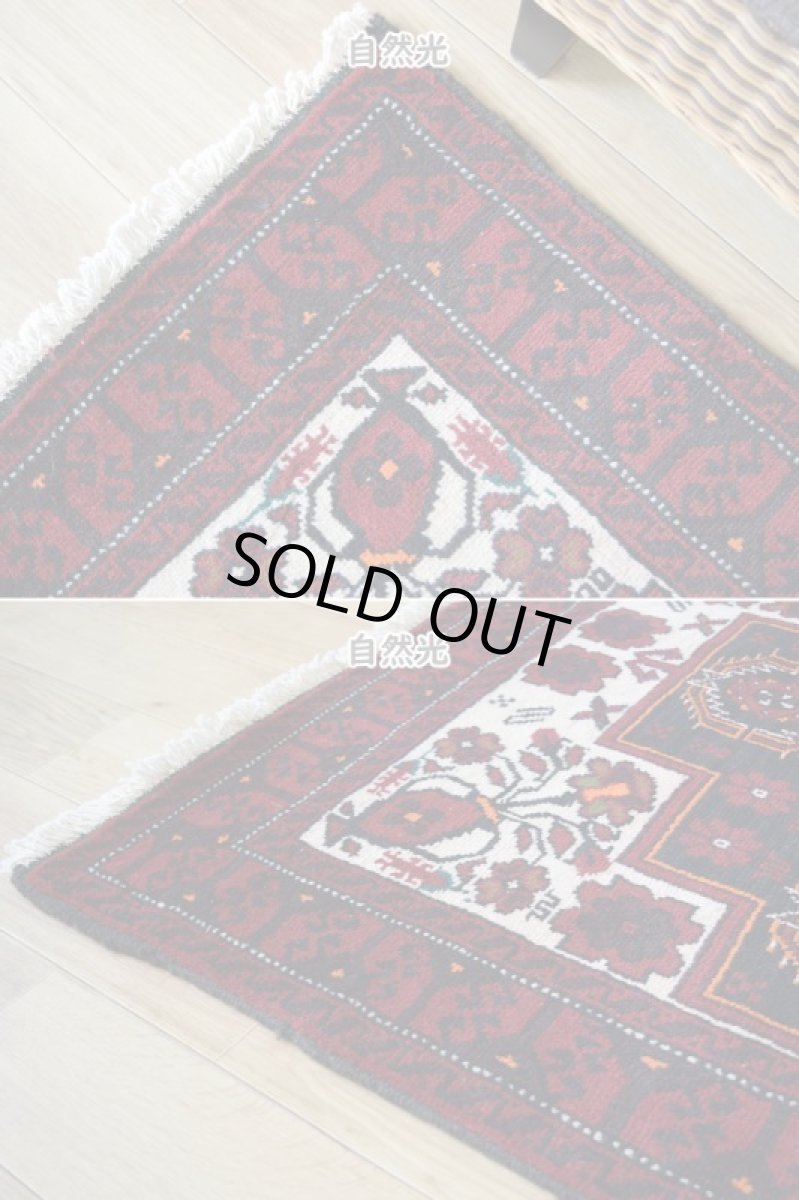 画像7: 良品 ペルシャ 部族絨毯 バルーチ 縦2m 横1m 2㎡ 〜2帖程度 リビング ダイニング 1〜3人掛けソファ センターテーブル サイズ 190 x 110 cm No.R227 天然 肉厚 ウール 手織り トライバル ラグ 敷物 マット カーペット  幾何学模様 花瓶 ゴルダニ模様 ヴィンテージ ビンテージ 赤 レッド 黒 生成り色 クリーム b-r227-190110h001031 (7)