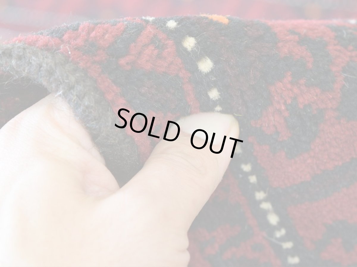 画像13: 良品 ペルシャ 部族絨毯 バルーチ 縦2m 横1m 2㎡ 〜2帖程度 リビング ダイニング 1〜3人掛けソファ センターテーブル サイズ 190 x 110 cm No.R227 天然 肉厚 ウール 手織り トライバル ラグ 敷物 マット カーペット  幾何学模様 花瓶 ゴルダニ模様 ヴィンテージ ビンテージ 赤 レッド 黒 生成り色 クリーム b-r227-190110h001031 (13)