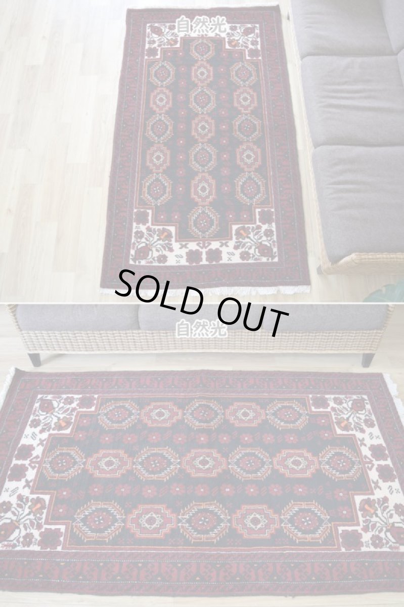 画像3: 良品 ペルシャ 部族絨毯 バルーチ 縦2m 横1m 2㎡ 〜2帖程度 リビング ダイニング 1〜3人掛けソファ センターテーブル サイズ 190 x 110 cm No.R227 天然 肉厚 ウール 手織り トライバル ラグ 敷物 マット カーペット  幾何学模様 花瓶 ゴルダニ模様 ヴィンテージ ビンテージ 赤 レッド 黒 生成り色 クリーム b-r227-190110h001031 (3)