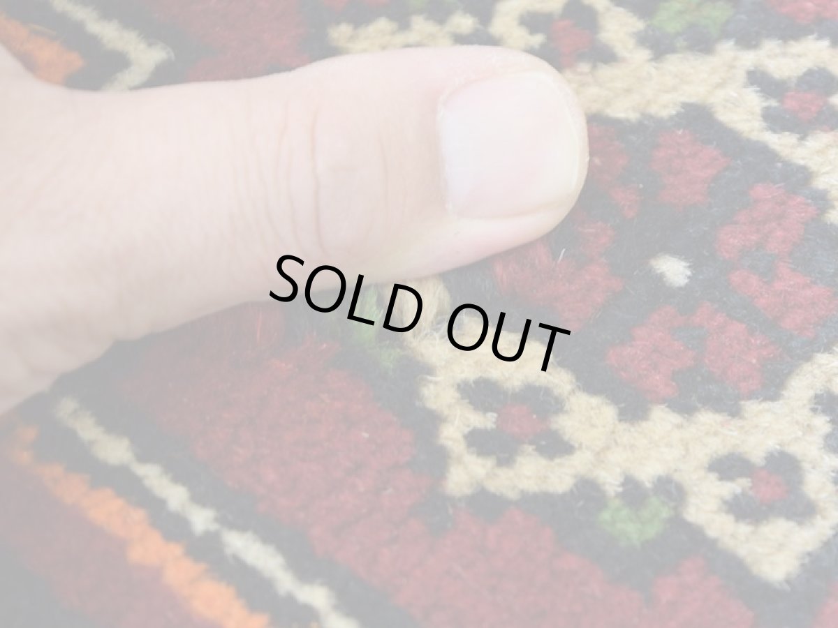 画像10: 良品 ペルシャ 部族絨毯 バルーチ 縦2m 横1m 2㎡ 〜2帖程度 リビング ダイニング 1〜3人掛けソファ センターテーブル サイズ 190 x 110 cm No.R227 天然 肉厚 ウール 手織り トライバル ラグ 敷物 マット カーペット  幾何学模様 花瓶 ゴルダニ模様 ヴィンテージ ビンテージ 赤 レッド 黒 生成り色 クリーム b-r227-190110h001031 (10)