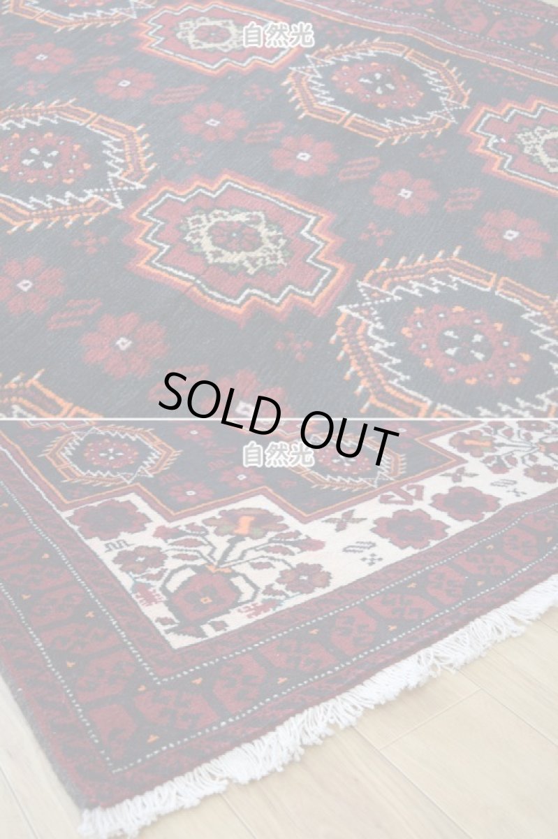 画像8: 良品 ペルシャ 部族絨毯 バルーチ 縦2m 横1m 2㎡ 〜2帖程度 リビング ダイニング 1〜3人掛けソファ センターテーブル サイズ 190 x 110 cm No.R227 天然 肉厚 ウール 手織り トライバル ラグ 敷物 マット カーペット  幾何学模様 花瓶 ゴルダニ模様 ヴィンテージ ビンテージ 赤 レッド 黒 生成り色 クリーム b-r227-190110h001031 (8)