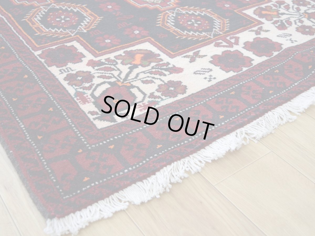 画像12: 良品 ペルシャ 部族絨毯 バルーチ 縦2m 横1m 2㎡ 〜2帖程度 リビング ダイニング 1〜3人掛けソファ センターテーブル サイズ 190 x 110 cm No.R227 天然 肉厚 ウール 手織り トライバル ラグ 敷物 マット カーペット  幾何学模様 花瓶 ゴルダニ模様 ヴィンテージ ビンテージ 赤 レッド 黒 生成り色 クリーム b-r227-190110h001031 (12)