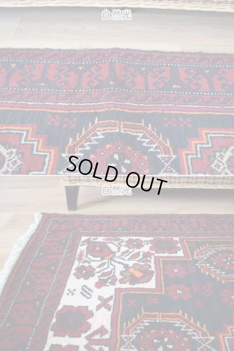 画像5: 良品 ペルシャ 部族絨毯 バルーチ 縦2m 横1m 2㎡ 〜2帖程度 リビング ダイニング 1〜3人掛けソファ センターテーブル サイズ 190 x 110 cm No.R227 天然 肉厚 ウール 手織り トライバル ラグ 敷物 マット カーペット  幾何学模様 花瓶 ゴルダニ模様 ヴィンテージ ビンテージ 赤 レッド 黒 生成り色 クリーム b-r227-190110h001031 (5)