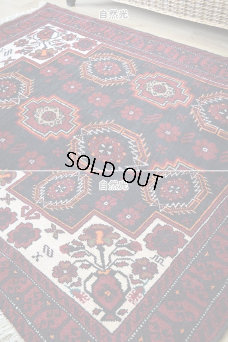 画像6: 良品 ペルシャ 部族絨毯 バルーチ 縦2m 横1m 2㎡ 〜2帖程度 リビング ダイニング 1〜3人掛けソファ センターテーブル サイズ 190 x 110 cm No.R227 天然 肉厚 ウール 手織り トライバル ラグ 敷物 マット カーペット  幾何学模様 花瓶 ゴルダニ模様 ヴィンテージ ビンテージ 赤 レッド 黒 生成り色 クリーム b-r227-190110h001031 (6)