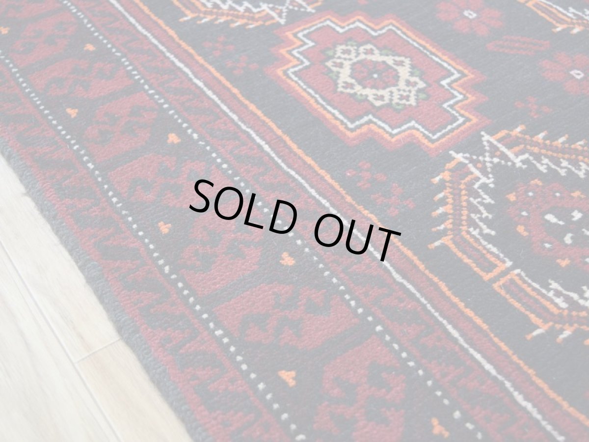 画像11: 良品 ペルシャ 部族絨毯 バルーチ 縦2m 横1m 2㎡ 〜2帖程度 リビング ダイニング 1〜3人掛けソファ センターテーブル サイズ 190 x 110 cm No.R227 天然 肉厚 ウール 手織り トライバル ラグ 敷物 マット カーペット  幾何学模様 花瓶 ゴルダニ模様 ヴィンテージ ビンテージ 赤 レッド 黒 生成り色 クリーム b-r227-190110h001031 (11)