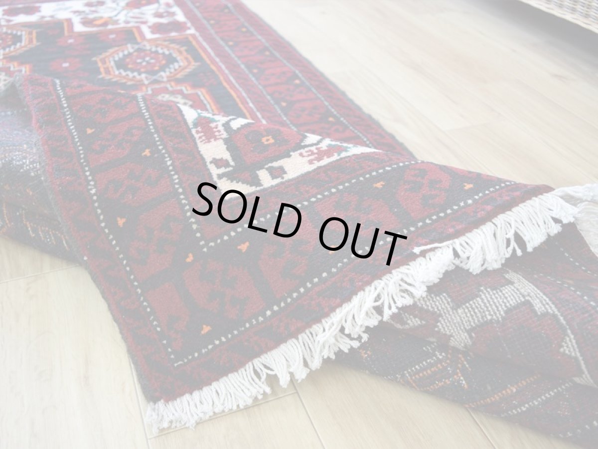 画像14: 良品 ペルシャ 部族絨毯 バルーチ 縦2m 横1m 2㎡ 〜2帖程度 リビング ダイニング 1〜3人掛けソファ センターテーブル サイズ 190 x 110 cm No.R227 天然 肉厚 ウール 手織り トライバル ラグ 敷物 マット カーペット  幾何学模様 花瓶 ゴルダニ模様 ヴィンテージ ビンテージ 赤 レッド 黒 生成り色 クリーム b-r227-190110h001031 (14)