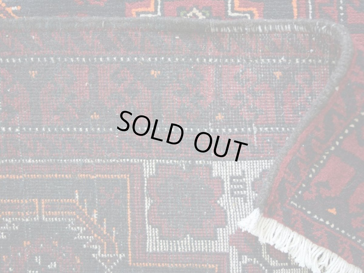 画像15: 良品 ペルシャ 部族絨毯 バルーチ 縦2m 横1m 2㎡ 〜2帖程度 リビング ダイニング 1〜3人掛けソファ センターテーブル サイズ 190 x 110 cm No.R227 天然 肉厚 ウール 手織り トライバル ラグ 敷物 マット カーペット  幾何学模様 花瓶 ゴルダニ模様 ヴィンテージ ビンテージ 赤 レッド 黒 生成り色 クリーム b-r227-190110h001031 (15)