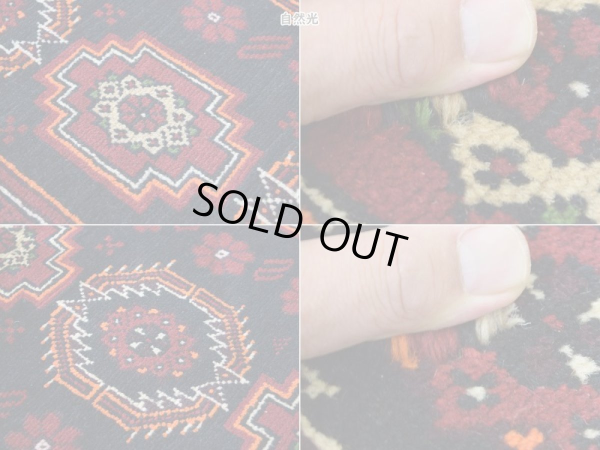 画像16: 良品 ペルシャ 部族絨毯 バルーチ 縦2m 横1m 2㎡ 〜2帖程度 リビング ダイニング 1〜3人掛けソファ センターテーブル サイズ 190 x 110 cm No.R227 天然 肉厚 ウール 手織り トライバル ラグ 敷物 マット カーペット  幾何学模様 花瓶 ゴルダニ模様 ヴィンテージ ビンテージ 赤 レッド 黒 生成り色 クリーム b-r227-190110h001031 (16)