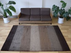 画像1: 新品 ペルシャ ギャッベ 縦2.5m 横1.7m 4㎡ 〜4帖 リビング ダイニング 2-3人掛けソファサイズ 233 × 162 cm No.1447 天然 肉厚 ウール ギャベ 手織り リーズバフト ハンドメイド ラグ 絨毯 カーペット ベージュ ブラウン グレー グラデーション ボーダー リビングダイニングルームやベッドサイドに n-1447-233162s032003 (1)