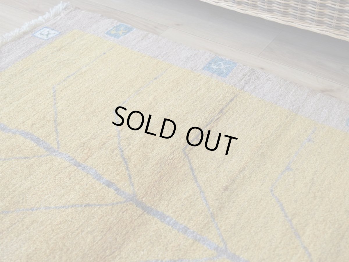 画像9: 新品 ペルシャ ギャッベ 縦1.5m 横1m 2人掛けソファ サイズ 142 × 80 cm No.2412 肉厚 天然 ウール ギャベ 手織り リーズバフト ハンドメイド ラグ 絨毯 カーペット 生命の樹 動物 イエロー 黄色 ベージュ n-2412-142080s731971 (9)