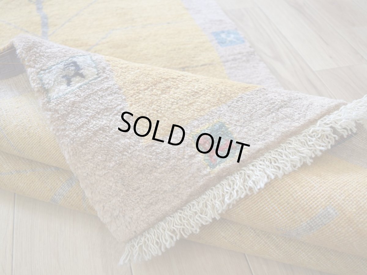 画像13: 新品 ペルシャ ギャッベ 縦1.5m 横1m 2人掛けソファ サイズ 142 × 80 cm No.2412 肉厚 天然 ウール ギャベ 手織り リーズバフト ハンドメイド ラグ 絨毯 カーペット 生命の樹 動物 イエロー 黄色 ベージュ n-2412-142080s731971 (13)