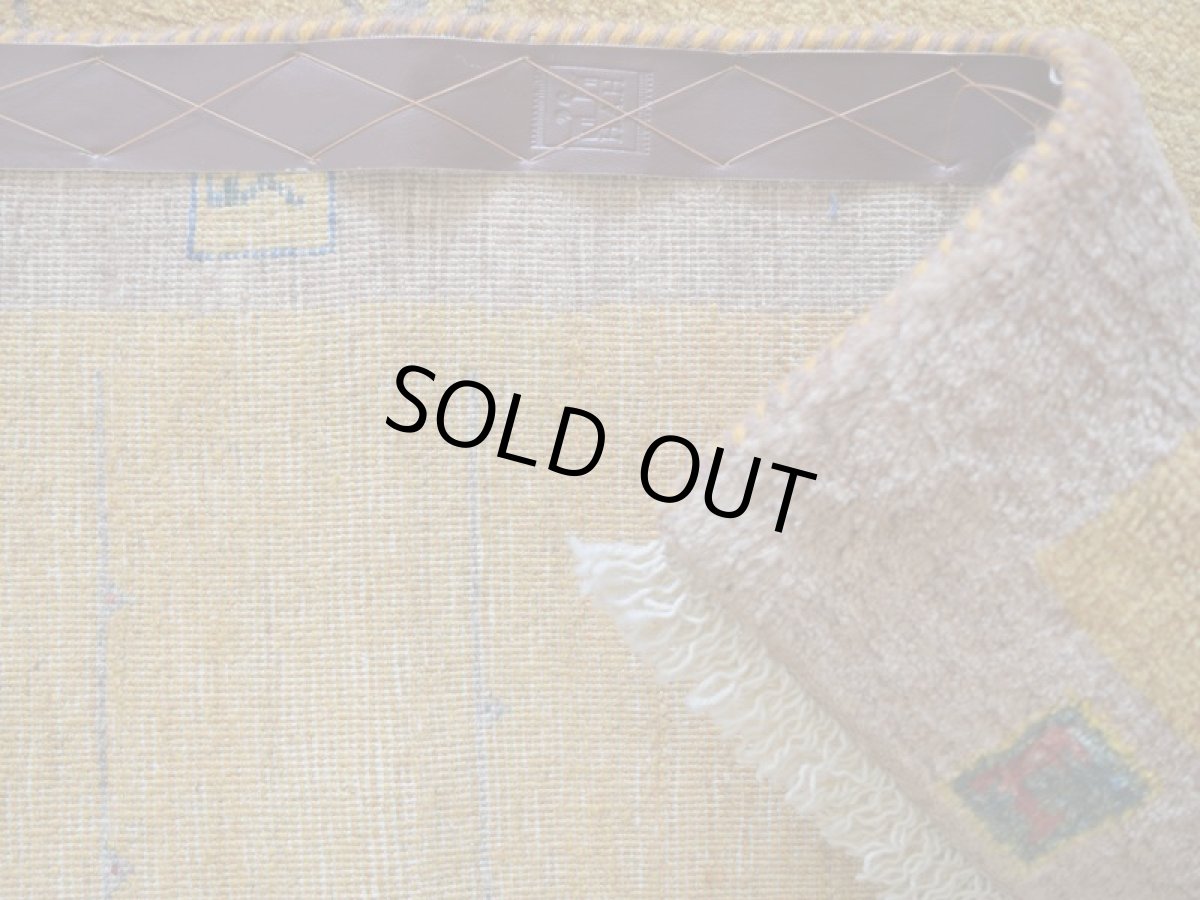 画像14: 新品 ペルシャ ギャッベ 縦1.5m 横1m 2人掛けソファ サイズ 142 × 80 cm No.2412 肉厚 天然 ウール ギャベ 手織り リーズバフト ハンドメイド ラグ 絨毯 カーペット 生命の樹 動物 イエロー 黄色 ベージュ n-2412-142080s731971 (14)