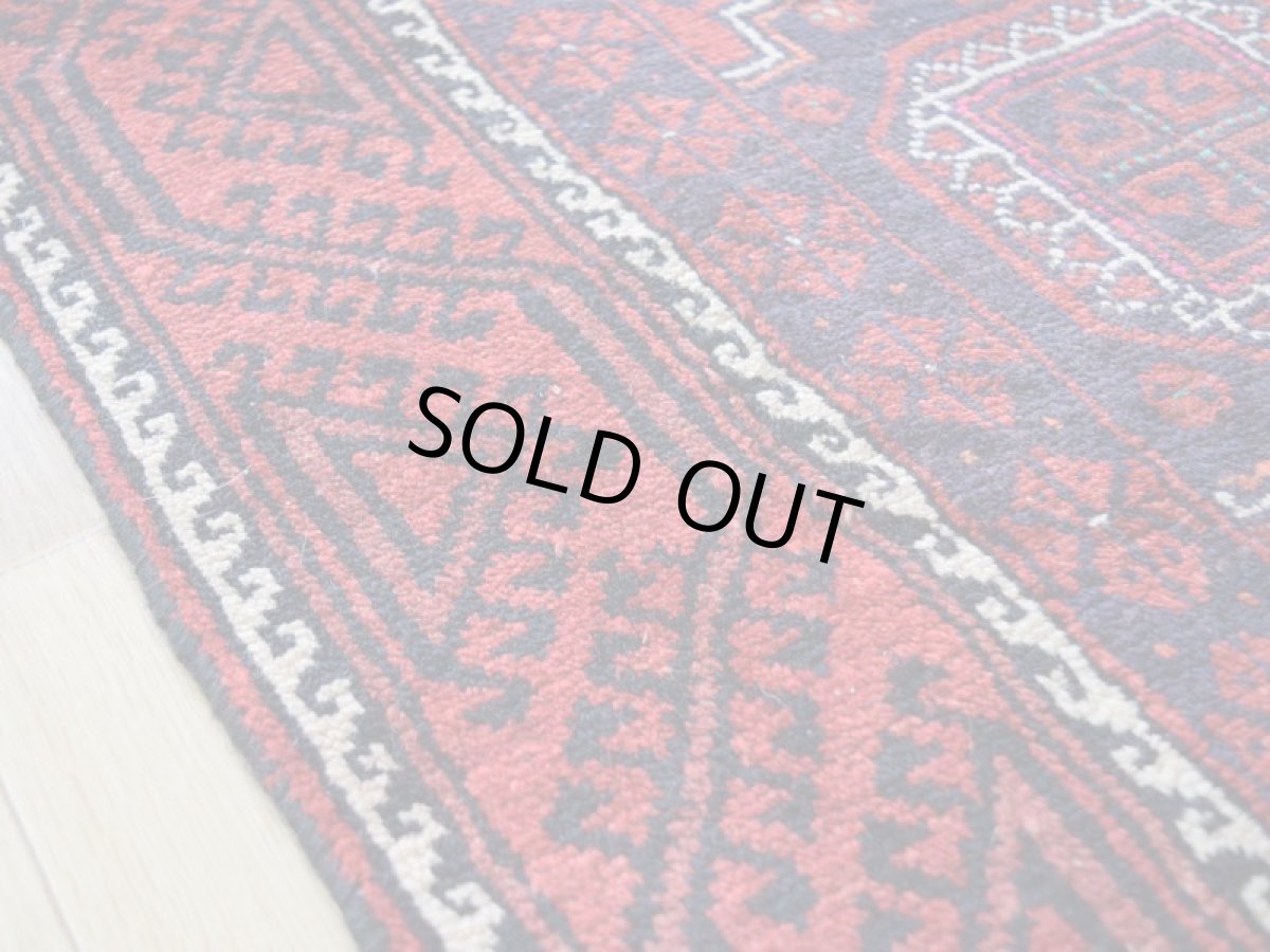 画像10: 良品 ペルシャ 部族絨毯 バルーチ 縦2.5m 横1.3m 3㎡ 〜3帖程度 リビング ダイニング 2〜3人掛けソファ センターテーブル サイズ 235 x 125 cm No.R378 ウール 手織り トライバル ラグ 敷物 マット カーペット 幾何学模様 ガービー 額縁 パネルデザイン ヴィンテージ ビンテージ  赤 レッド 紺 ネイビー b-r378-235125h001031 (10)