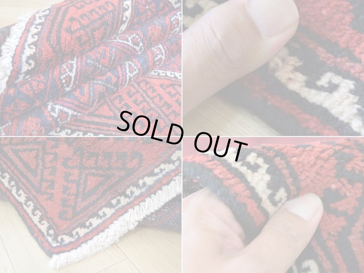 画像18: 良品 ペルシャ 部族絨毯 バルーチ 縦2.5m 横1.3m 3㎡ 〜3帖程度 リビング ダイニング 2〜3人掛けソファ センターテーブル サイズ 235 x 125 cm No.R378 ウール 手織り トライバル ラグ 敷物 マット カーペット 幾何学模様 ガービー 額縁 パネルデザイン ヴィンテージ ビンテージ  赤 レッド 紺 ネイビー b-r378-235125h001031 (18)