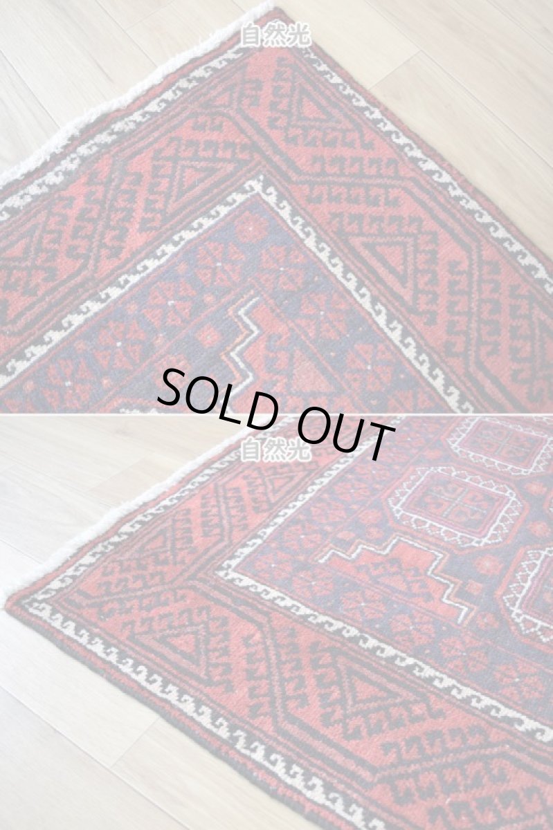 画像7: 良品 ペルシャ 部族絨毯 バルーチ 縦2.5m 横1.3m 3㎡ 〜3帖程度 リビング ダイニング 2〜3人掛けソファ センターテーブル サイズ 235 x 125 cm No.R378 ウール 手織り トライバル ラグ 敷物 マット カーペット 幾何学模様 ガービー 額縁 パネルデザイン ヴィンテージ ビンテージ  赤 レッド 紺 ネイビー b-r378-235125h001031 (7)