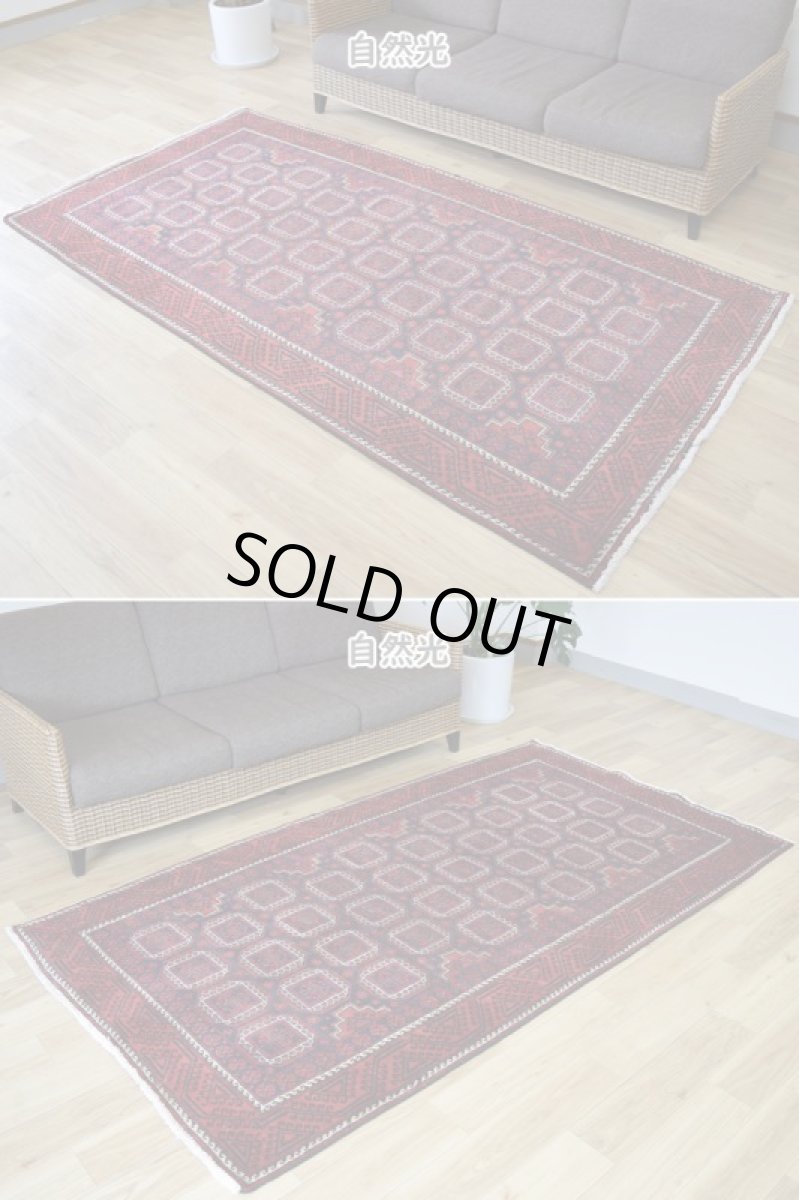 画像4: 良品 ペルシャ 部族絨毯 バルーチ 縦2.5m 横1.3m 3㎡ 〜3帖程度 リビング ダイニング 2〜3人掛けソファ センターテーブル サイズ 235 x 125 cm No.R378 ウール 手織り トライバル ラグ 敷物 マット カーペット 幾何学模様 ガービー 額縁 パネルデザイン ヴィンテージ ビンテージ  赤 レッド 紺 ネイビー b-r378-235125h001031 (4)