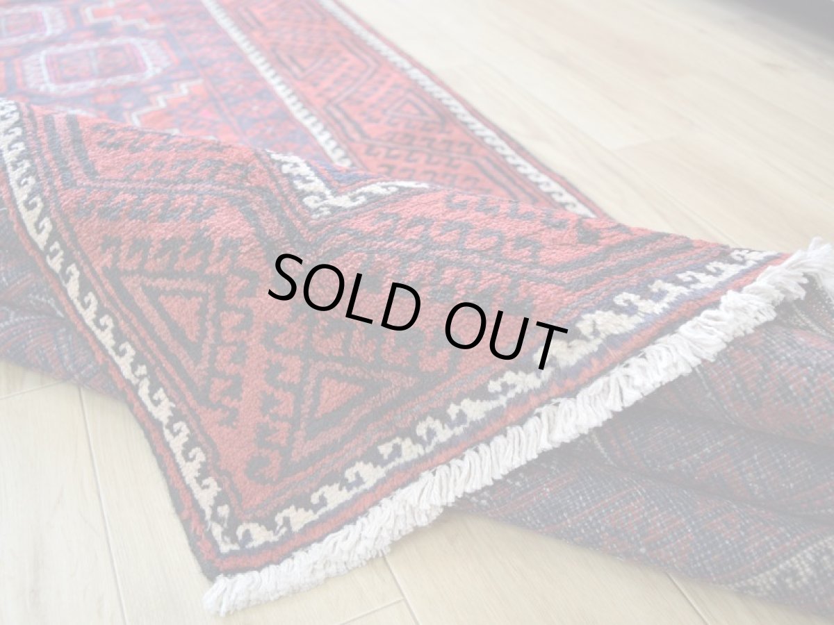 画像15: 良品 ペルシャ 部族絨毯 バルーチ 縦2.5m 横1.3m 3㎡ 〜3帖程度 リビング ダイニング 2〜3人掛けソファ センターテーブル サイズ 235 x 125 cm No.R378 ウール 手織り トライバル ラグ 敷物 マット カーペット 幾何学模様 ガービー 額縁 パネルデザイン ヴィンテージ ビンテージ  赤 レッド 紺 ネイビー b-r378-235125h001031 (15)