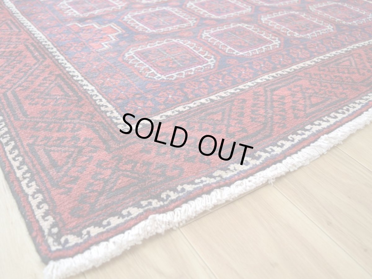 画像11: 良品 ペルシャ 部族絨毯 バルーチ 縦2.5m 横1.3m 3㎡ 〜3帖程度 リビング ダイニング 2〜3人掛けソファ センターテーブル サイズ 235 x 125 cm No.R378 ウール 手織り トライバル ラグ 敷物 マット カーペット 幾何学模様 ガービー 額縁 パネルデザイン ヴィンテージ ビンテージ  赤 レッド 紺 ネイビー b-r378-235125h001031 (11)