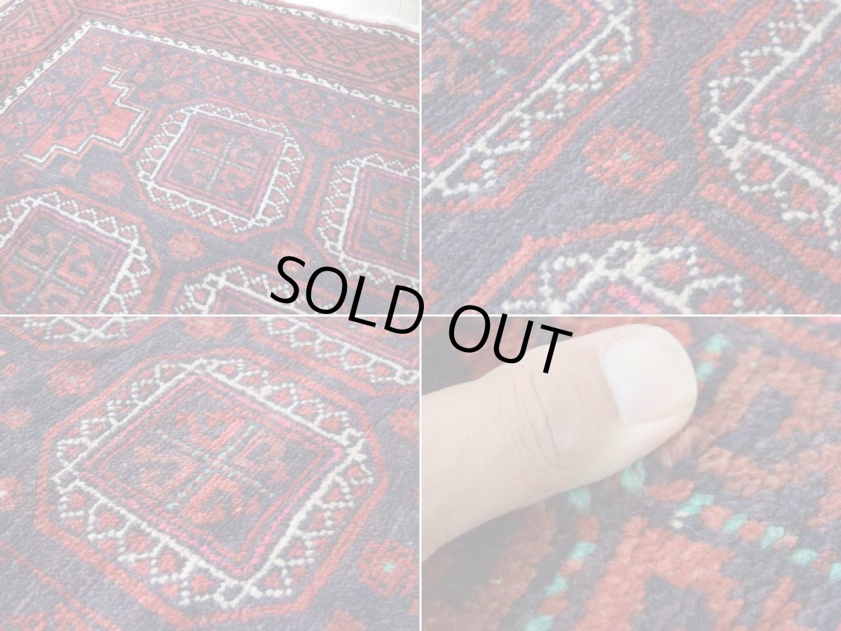 画像17: 良品 ペルシャ 部族絨毯 バルーチ 縦2.5m 横1.3m 3㎡ 〜3帖程度 リビング ダイニング 2〜3人掛けソファ センターテーブル サイズ 235 x 125 cm No.R378 ウール 手織り トライバル ラグ 敷物 マット カーペット 幾何学模様 ガービー 額縁 パネルデザイン ヴィンテージ ビンテージ  赤 レッド 紺 ネイビー b-r378-235125h001031 (17)