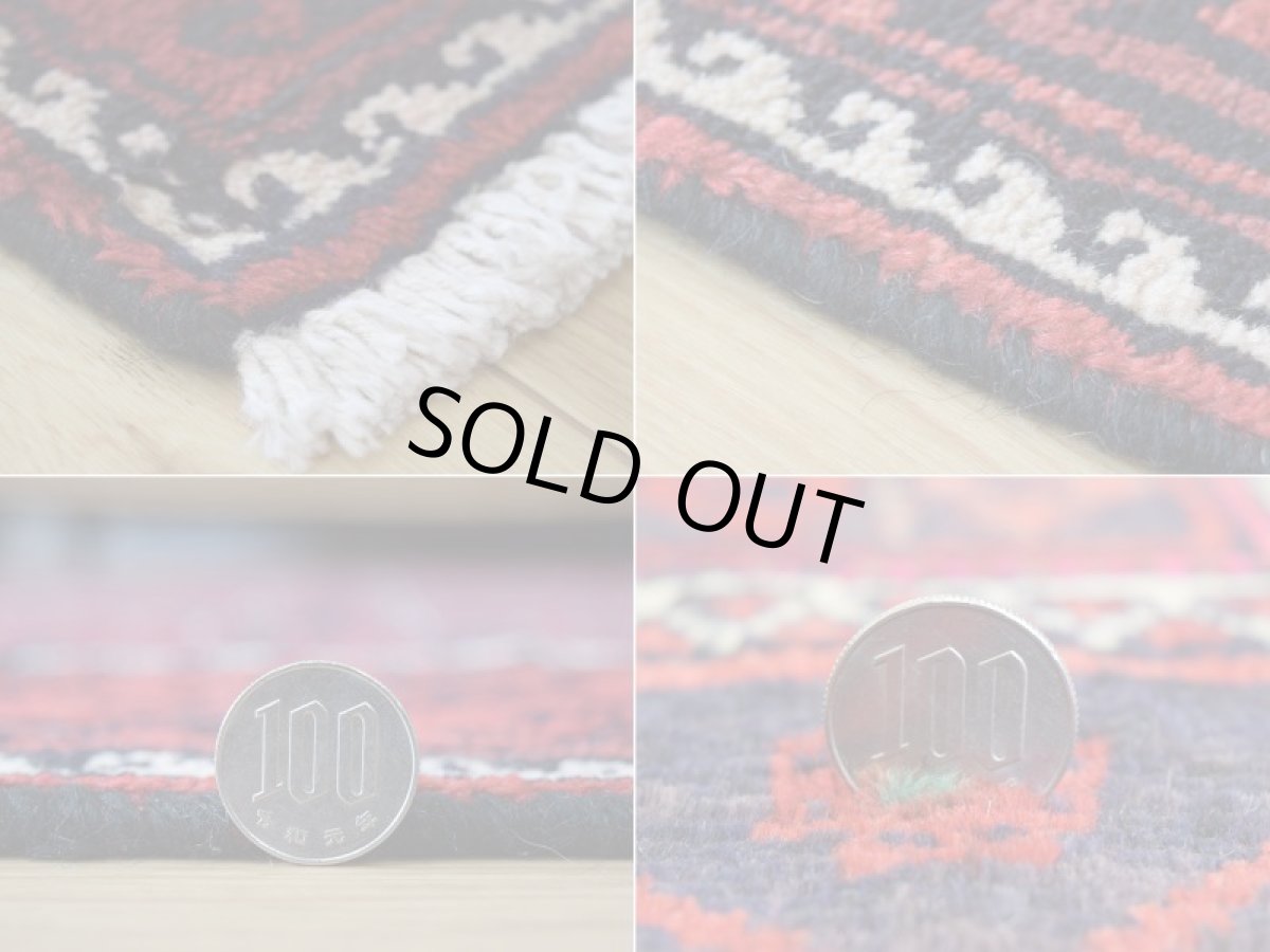 画像20: 良品 ペルシャ 部族絨毯 バルーチ 縦2.5m 横1.3m 3㎡ 〜3帖程度 リビング ダイニング 2〜3人掛けソファ センターテーブル サイズ 235 x 125 cm No.R378 ウール 手織り トライバル ラグ 敷物 マット カーペット 幾何学模様 ガービー 額縁 パネルデザイン ヴィンテージ ビンテージ  赤 レッド 紺 ネイビー b-r378-235125h001031 (20)