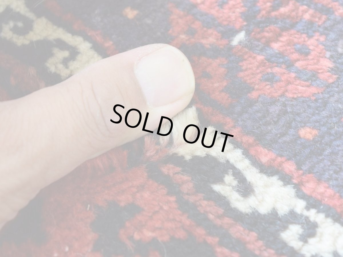 画像13: 良品 ペルシャ 部族絨毯 バルーチ 縦2.5m 横1.3m 3㎡ 〜3帖程度 リビング ダイニング 2〜3人掛けソファ センターテーブル サイズ 235 x 125 cm No.R378 ウール 手織り トライバル ラグ 敷物 マット カーペット 幾何学模様 ガービー 額縁 パネルデザイン ヴィンテージ ビンテージ  赤 レッド 紺 ネイビー b-r378-235125h001031 (13)