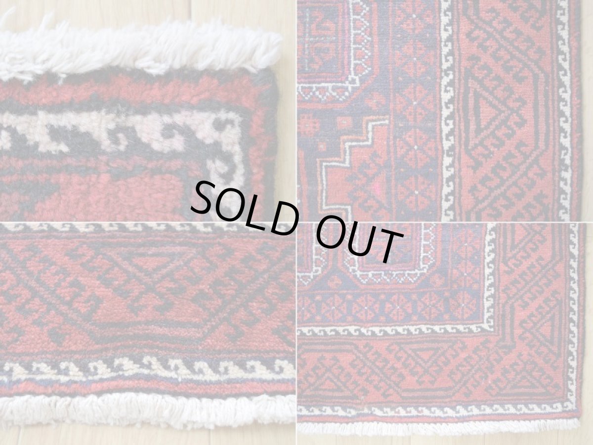 画像19: 良品 ペルシャ 部族絨毯 バルーチ 縦2.5m 横1.3m 3㎡ 〜3帖程度 リビング ダイニング 2〜3人掛けソファ センターテーブル サイズ 235 x 125 cm No.R378 ウール 手織り トライバル ラグ 敷物 マット カーペット 幾何学模様 ガービー 額縁 パネルデザイン ヴィンテージ ビンテージ  赤 レッド 紺 ネイビー b-r378-235125h001031 (19)