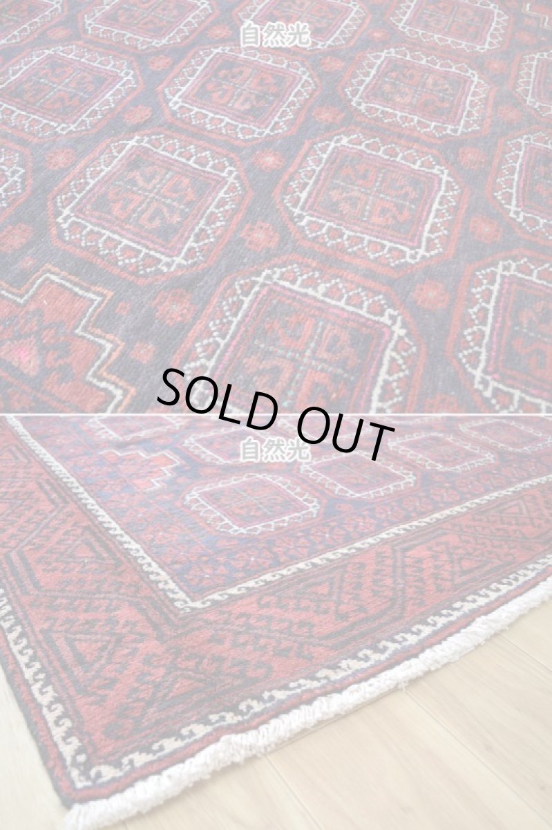 画像8: 良品 ペルシャ 部族絨毯 バルーチ 縦2.5m 横1.3m 3㎡ 〜3帖程度 リビング ダイニング 2〜3人掛けソファ センターテーブル サイズ 235 x 125 cm No.R378 ウール 手織り トライバル ラグ 敷物 マット カーペット 幾何学模様 ガービー 額縁 パネルデザイン ヴィンテージ ビンテージ  赤 レッド 紺 ネイビー b-r378-235125h001031 (8)