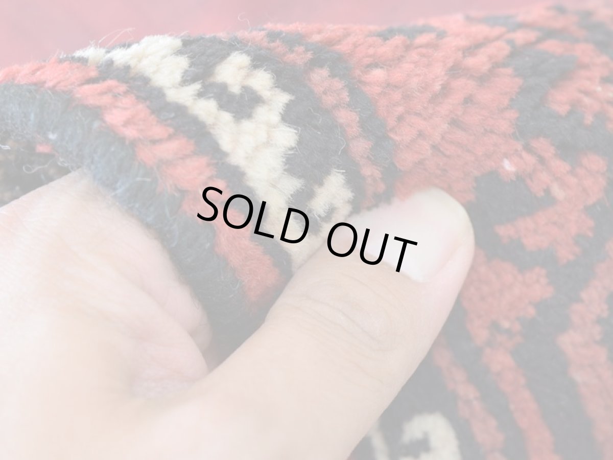 画像14: 良品 ペルシャ 部族絨毯 バルーチ 縦2.5m 横1.3m 3㎡ 〜3帖程度 リビング ダイニング 2〜3人掛けソファ センターテーブル サイズ 235 x 125 cm No.R378 ウール 手織り トライバル ラグ 敷物 マット カーペット 幾何学模様 ガービー 額縁 パネルデザイン ヴィンテージ ビンテージ  赤 レッド 紺 ネイビー b-r378-235125h001031 (14)