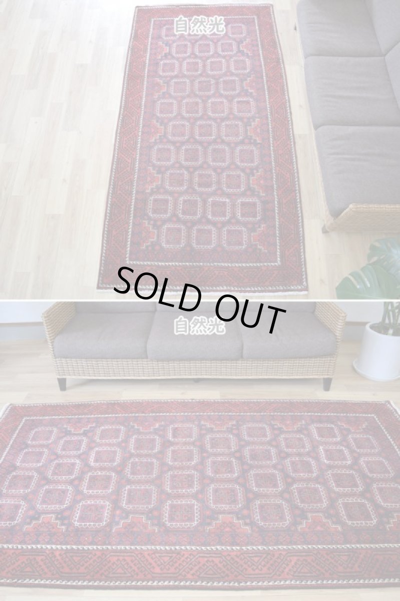 画像3: 良品 ペルシャ 部族絨毯 バルーチ 縦2.5m 横1.3m 3㎡ 〜3帖程度 リビング ダイニング 2〜3人掛けソファ センターテーブル サイズ 235 x 125 cm No.R378 ウール 手織り トライバル ラグ 敷物 マット カーペット 幾何学模様 ガービー 額縁 パネルデザイン ヴィンテージ ビンテージ  赤 レッド 紺 ネイビー b-r378-235125h001031 (3)