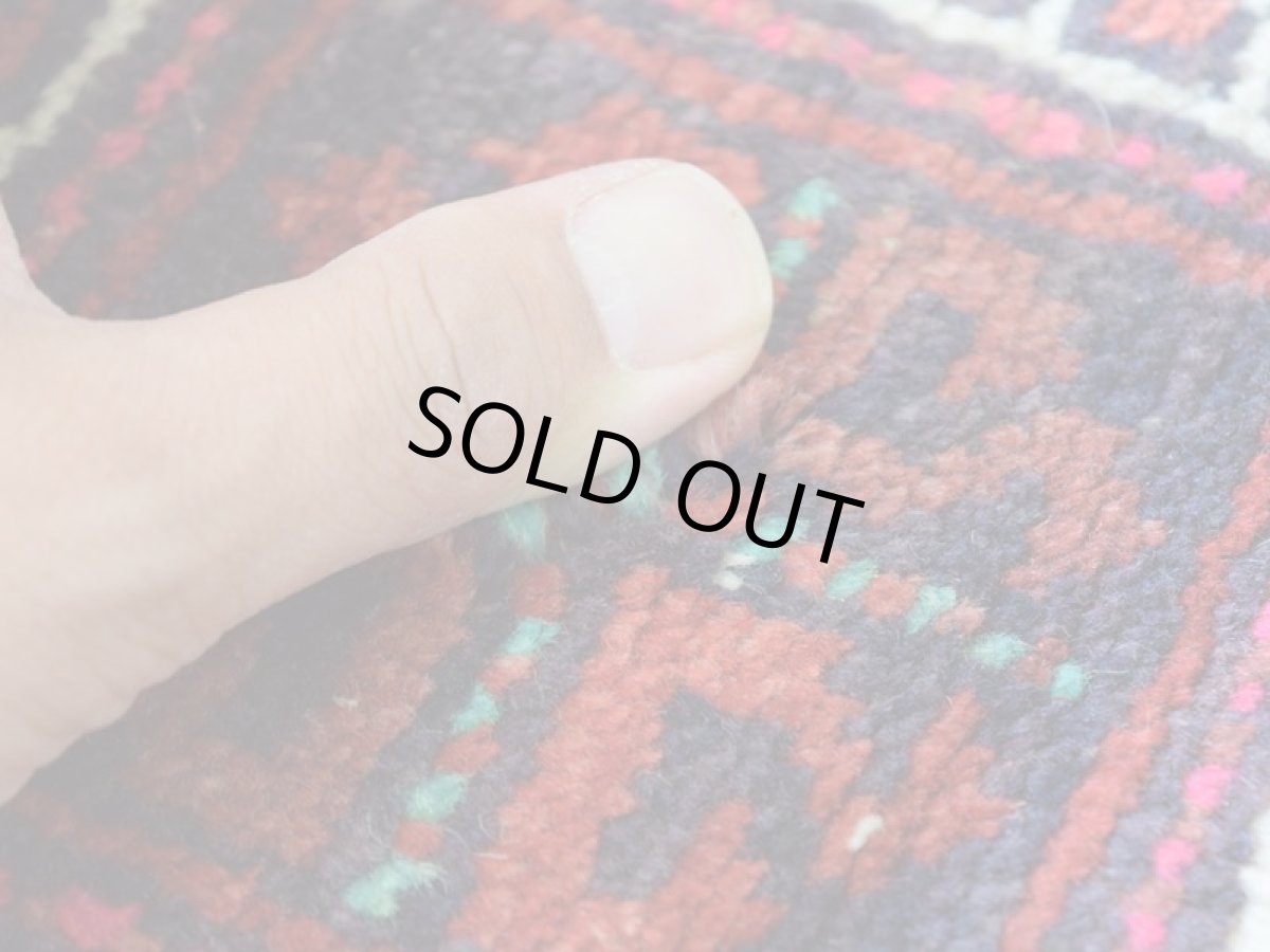 画像12: 良品 ペルシャ 部族絨毯 バルーチ 縦2.5m 横1.3m 3㎡ 〜3帖程度 リビング ダイニング 2〜3人掛けソファ センターテーブル サイズ 235 x 125 cm No.R378 ウール 手織り トライバル ラグ 敷物 マット カーペット 幾何学模様 ガービー 額縁 パネルデザイン ヴィンテージ ビンテージ  赤 レッド 紺 ネイビー b-r378-235125h001031 (12)