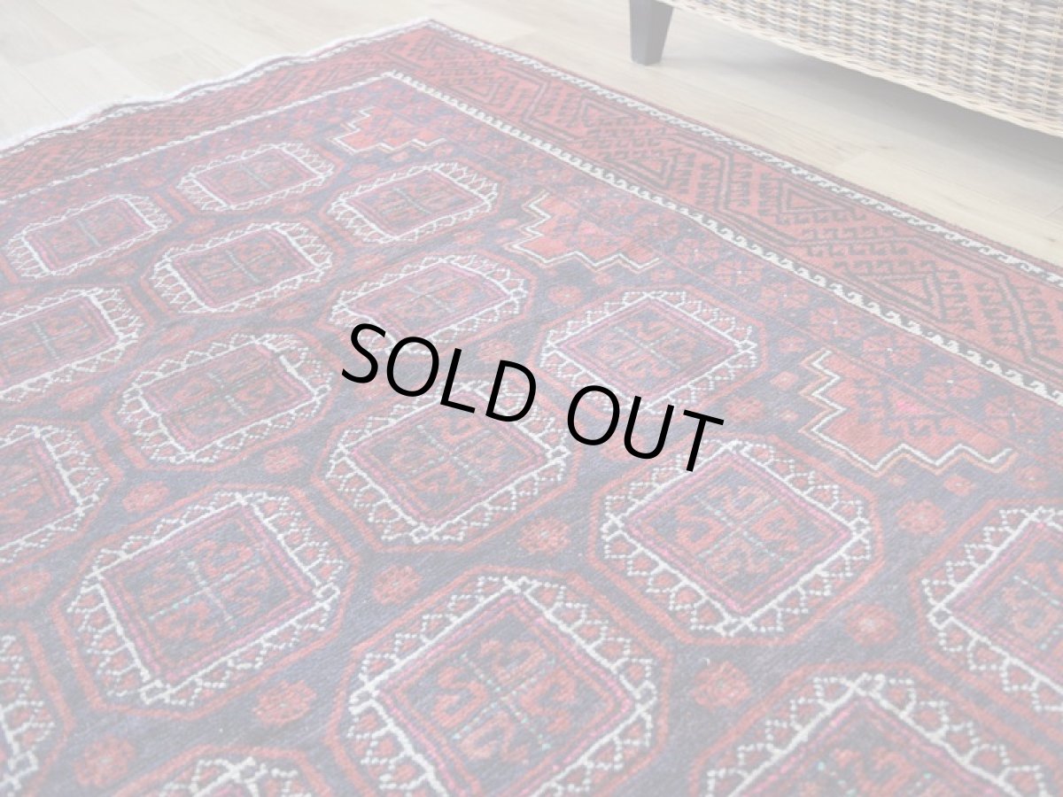 画像9: 良品 ペルシャ 部族絨毯 バルーチ 縦2.5m 横1.3m 3㎡ 〜3帖程度 リビング ダイニング 2〜3人掛けソファ センターテーブル サイズ 235 x 125 cm No.R378 ウール 手織り トライバル ラグ 敷物 マット カーペット 幾何学模様 ガービー 額縁 パネルデザイン ヴィンテージ ビンテージ  赤 レッド 紺 ネイビー b-r378-235125h001031 (9)