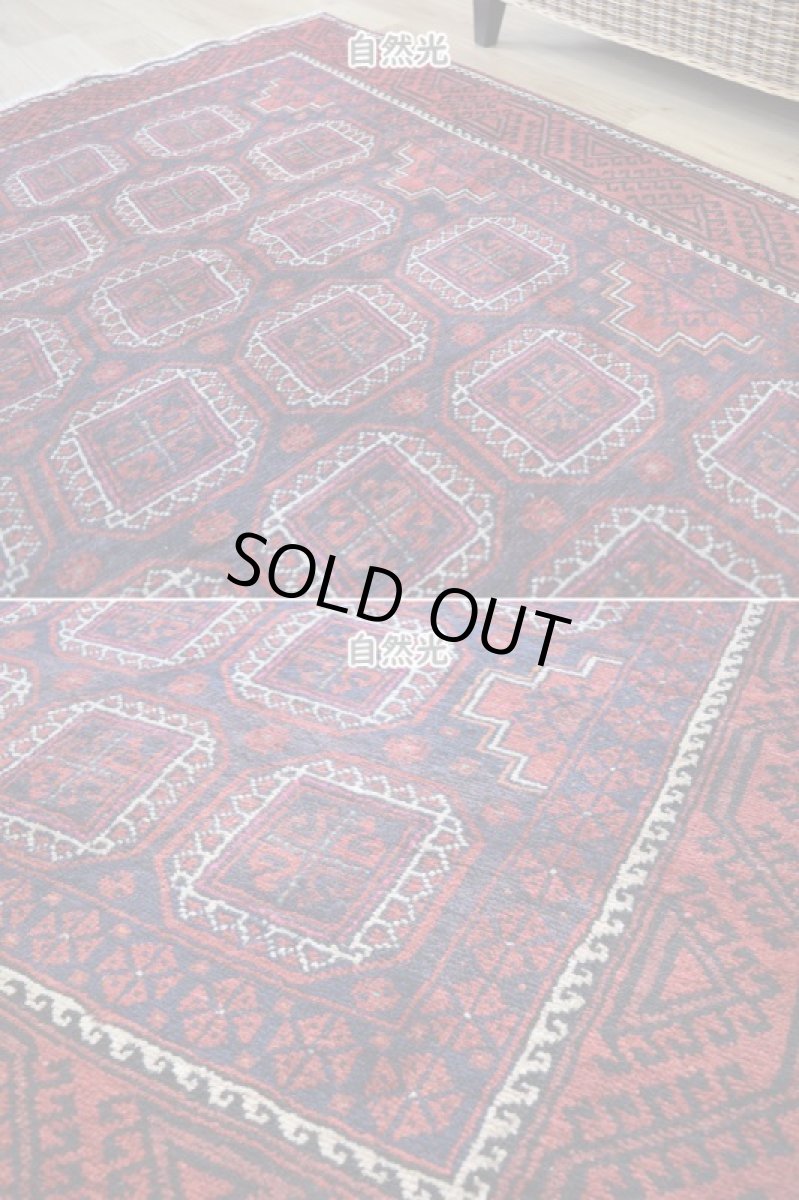 画像6: 良品 ペルシャ 部族絨毯 バルーチ 縦2.5m 横1.3m 3㎡ 〜3帖程度 リビング ダイニング 2〜3人掛けソファ センターテーブル サイズ 235 x 125 cm No.R378 ウール 手織り トライバル ラグ 敷物 マット カーペット 幾何学模様 ガービー 額縁 パネルデザイン ヴィンテージ ビンテージ  赤 レッド 紺 ネイビー b-r378-235125h001031 (6)