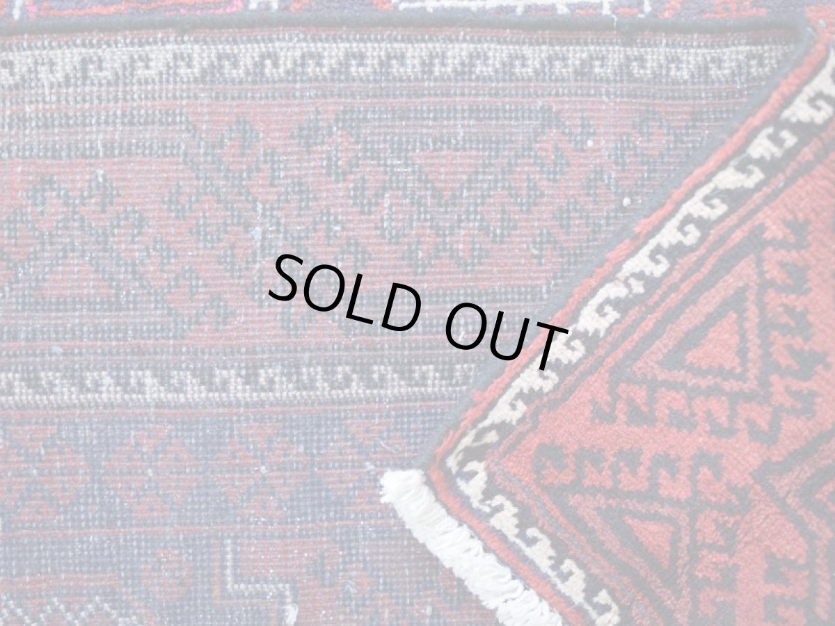 画像16: 良品 ペルシャ 部族絨毯 バルーチ 縦2.5m 横1.3m 3㎡ 〜3帖程度 リビング ダイニング 2〜3人掛けソファ センターテーブル サイズ 235 x 125 cm No.R378 ウール 手織り トライバル ラグ 敷物 マット カーペット 幾何学模様 ガービー 額縁 パネルデザイン ヴィンテージ ビンテージ  赤 レッド 紺 ネイビー b-r378-235125h001031 (16)