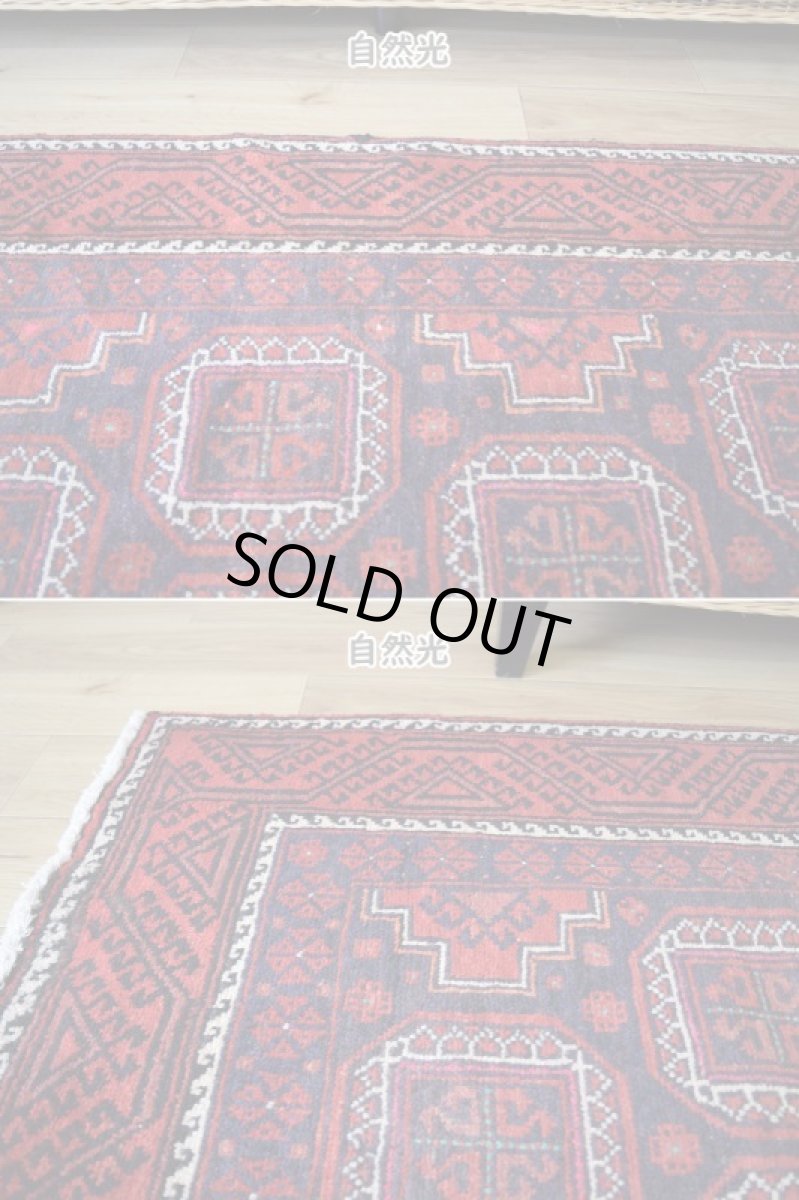 画像5: 良品 ペルシャ 部族絨毯 バルーチ 縦2.5m 横1.3m 3㎡ 〜3帖程度 リビング ダイニング 2〜3人掛けソファ センターテーブル サイズ 235 x 125 cm No.R378 ウール 手織り トライバル ラグ 敷物 マット カーペット 幾何学模様 ガービー 額縁 パネルデザイン ヴィンテージ ビンテージ  赤 レッド 紺 ネイビー b-r378-235125h001031 (5)