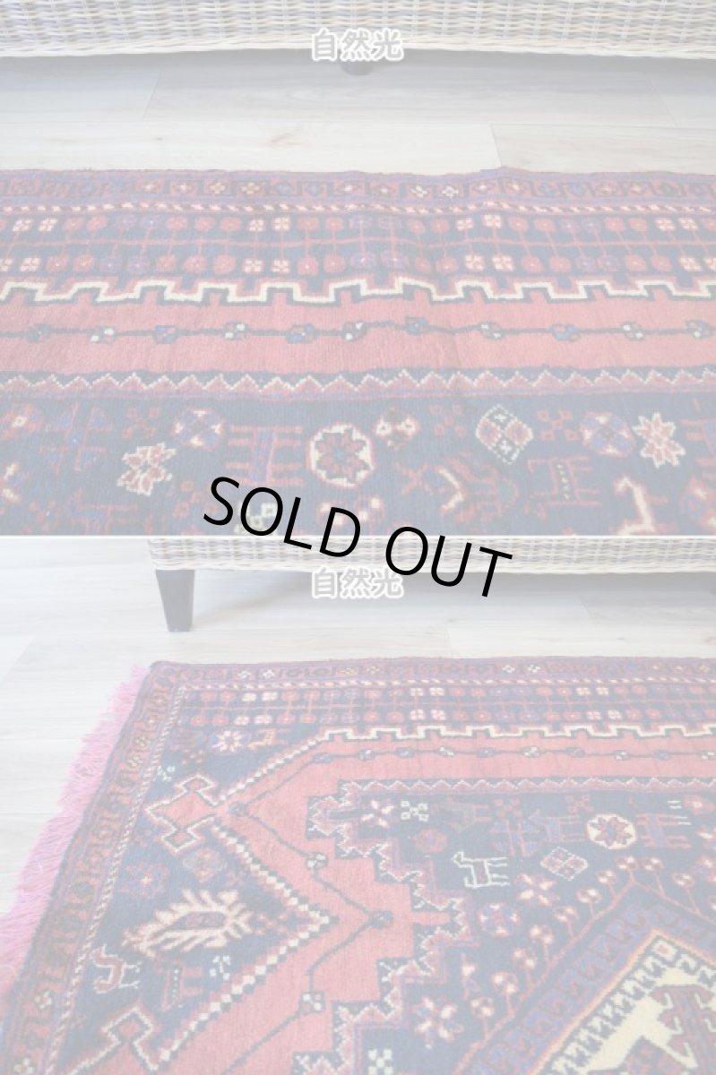 画像4: 良品 ペルシャ 部族絨毯 シールジャン 縦1.7m 横1.2m 2㎡ 〜2帖程度 リビング ダイニング 2〜3人掛けソファ センターテーブル サイズ 170 x 115 cm No.A835 ウール 手織り トライバル ラグ 敷物 マット カーペット 幾何学模様 ヘイバトルー柄 ヴィンテージ ビンテージ  赤 レッド 紺 ネイビー b-a835-170115h522392 (4)