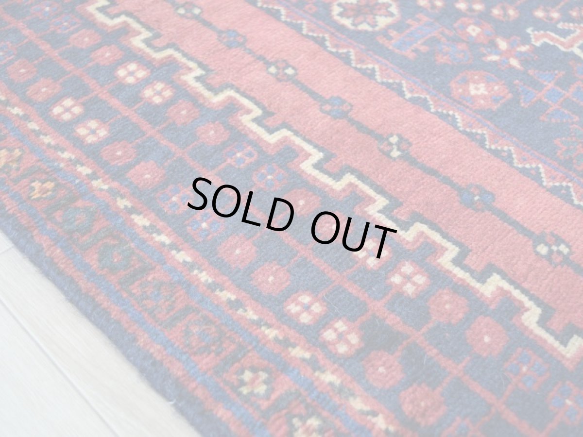 画像11: 良品 ペルシャ 部族絨毯 シールジャン 縦1.7m 横1.2m 2㎡ 〜2帖程度 リビング ダイニング 2〜3人掛けソファ センターテーブル サイズ 170 x 115 cm No.A835 ウール 手織り トライバル ラグ 敷物 マット カーペット 幾何学模様 ヘイバトルー柄 ヴィンテージ ビンテージ  赤 レッド 紺 ネイビー b-a835-170115h522392 (11)