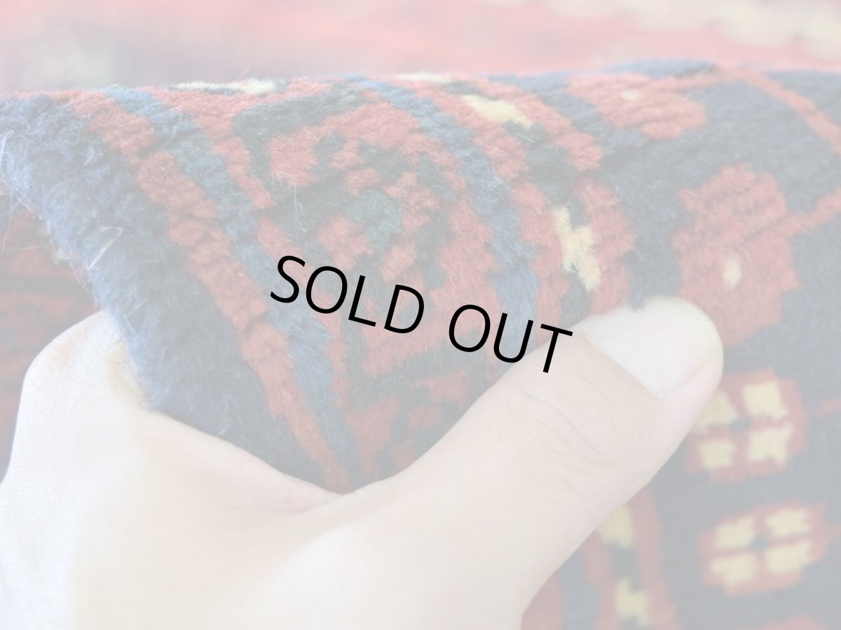 画像12: 良品 ペルシャ 部族絨毯 シールジャン 縦1.7m 横1.2m 2㎡ 〜2帖程度 リビング ダイニング 2〜3人掛けソファ センターテーブル サイズ 170 x 115 cm No.A835 ウール 手織り トライバル ラグ 敷物 マット カーペット 幾何学模様 ヘイバトルー柄 ヴィンテージ ビンテージ  赤 レッド 紺 ネイビー b-a835-170115h522392 (12)