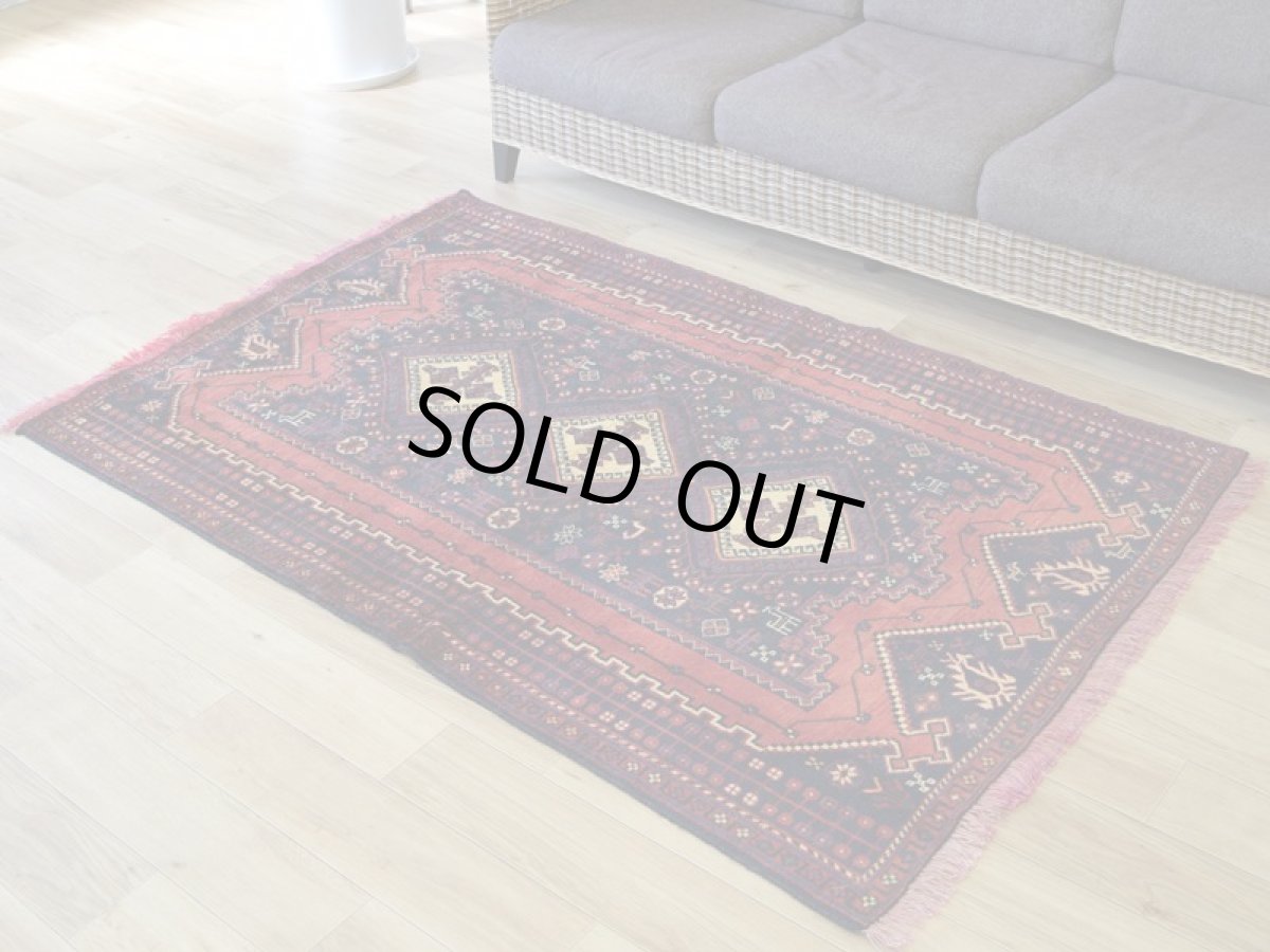 画像2: 良品 ペルシャ 部族絨毯 シールジャン 縦1.7m 横1.2m 2㎡ 〜2帖程度 リビング ダイニング 2〜3人掛けソファ センターテーブル サイズ 170 x 115 cm No.A835 ウール 手織り トライバル ラグ 敷物 マット カーペット 幾何学模様 ヘイバトルー柄 ヴィンテージ ビンテージ  赤 レッド 紺 ネイビー b-a835-170115h522392 (2)