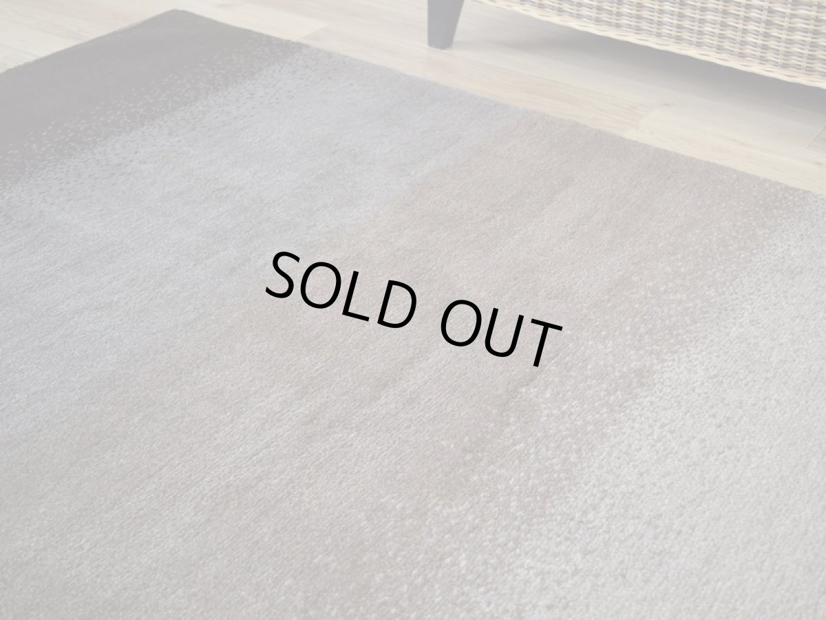 画像9: 新品 ペルシャ ギャッベ 縦3m 横2m 6㎡ 〜6帖程度 リビング ダイニング 3人掛けソファ コーナーソファサイズ 273 × 207 cm No.1438 肉厚 ウール ギャベ 手織り ハンドメイド ラグ 絨毯 カーペット ベージュ ブラウン グレー ブラック グラデーション ボーダー リビングダイニングルームやベッドサイドに n-1438-273207s733044 (9)