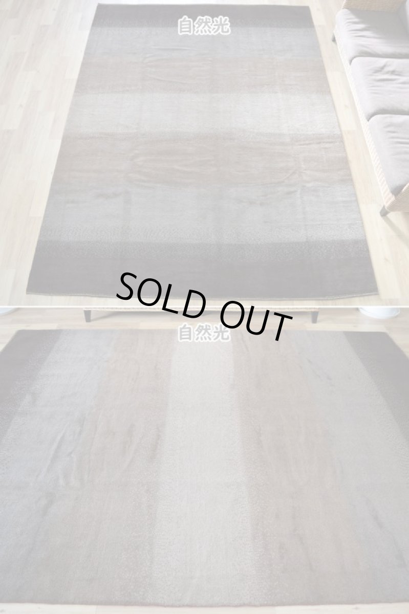 画像3: 新品 ペルシャ ギャッベ 縦3m 横2m 6㎡ 〜6帖程度 リビング ダイニング 3人掛けソファ コーナーソファサイズ 273 × 207 cm No.1438 肉厚 ウール ギャベ 手織り ハンドメイド ラグ 絨毯 カーペット ベージュ ブラウン グレー ブラック グラデーション ボーダー リビングダイニングルームやベッドサイドに n-1438-273207s733044 (3)