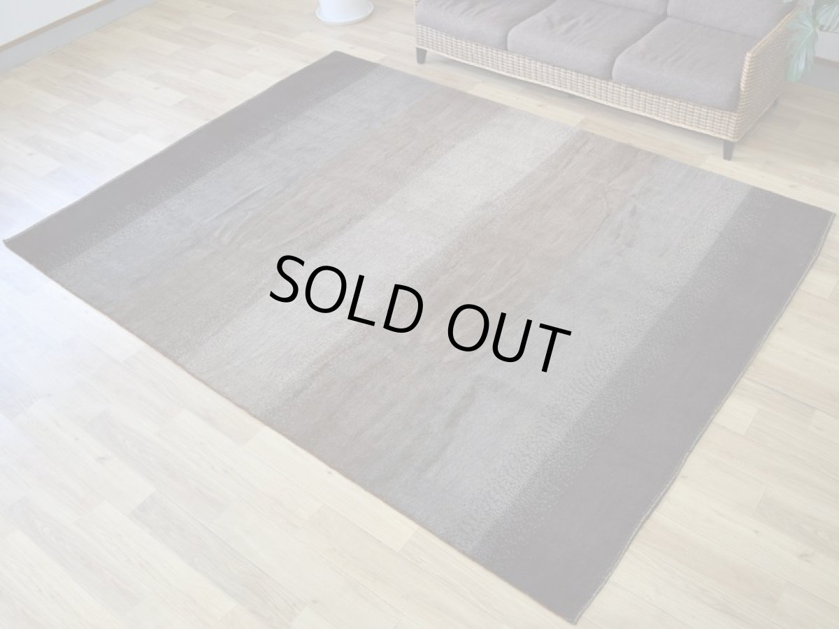 画像2: 新品 ペルシャ ギャッベ 縦3m 横2m 6㎡ 〜6帖程度 リビング ダイニング 3人掛けソファ コーナーソファサイズ 273 × 207 cm No.1438 肉厚 ウール ギャベ 手織り ハンドメイド ラグ 絨毯 カーペット ベージュ ブラウン グレー ブラック グラデーション ボーダー リビングダイニングルームやベッドサイドに n-1438-273207s733044 (2)