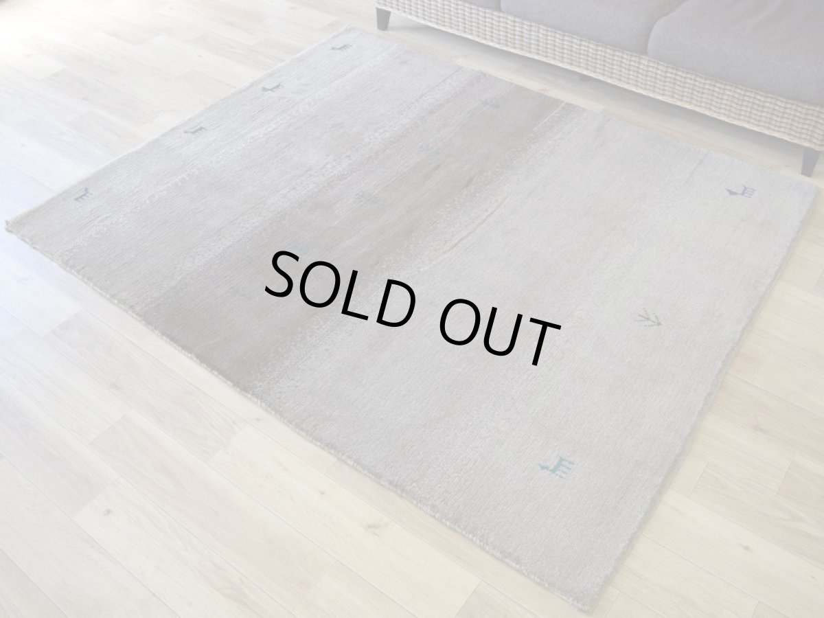 画像2: 新品 ペルシャ ギャッベ 縦2m 横1.5m 3㎡ 〜3帖 リビング ダイニング 2-3人掛けソファサイズ 190 × 156 cm No.1464 天然 肉厚 ウール ギャベ 手織り ハンドメイド ラグ 絨毯 カーペット ベージュ ブラウン グレー グラデーション ボーダー 動物 ヤギ 羊 鹿 生命の樹 柄 リビングダイニングルームやベッドサイドに n-1464-190156h071032 (2)