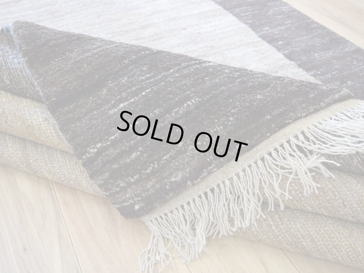 画像15: 新品 ペルシャ ギャッベ 縦2m 横1.5m 3㎡ 〜3帖 リビング ダイニング 2-3人掛けソファ サイズ 197 × 157 cm No.A585 肉厚 天然 ウール ギャベ 手織り ハンドメイド ラグ 絨毯 カーペット リビングダイニングルームやベッドサイドに こげ茶 ブラウン ベージュ 原毛系 生命の樹 n-a585-197157h733034 (15)